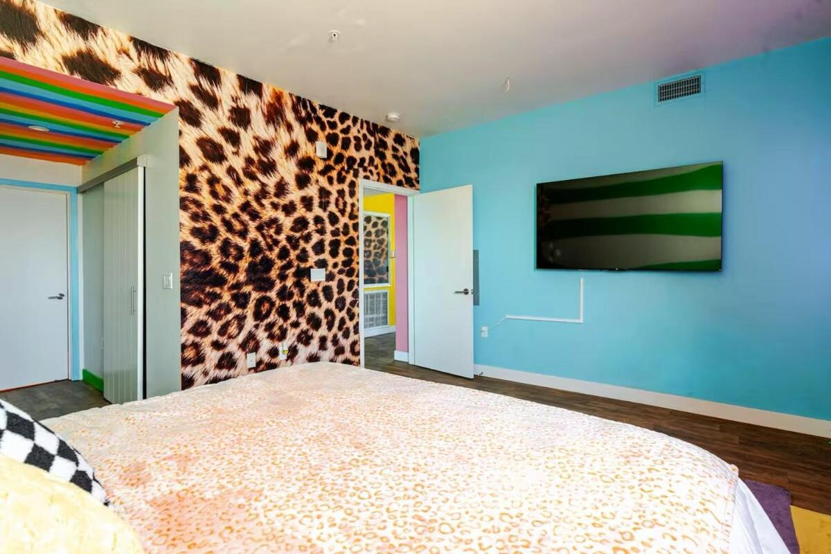 Colorful Penthouse Near Dtla *