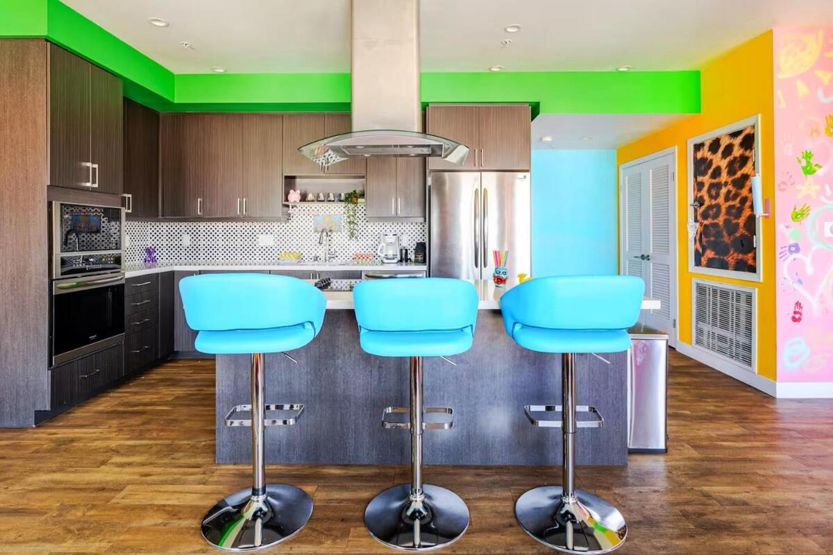 Colorful Penthouse Near Dtla Apartment *