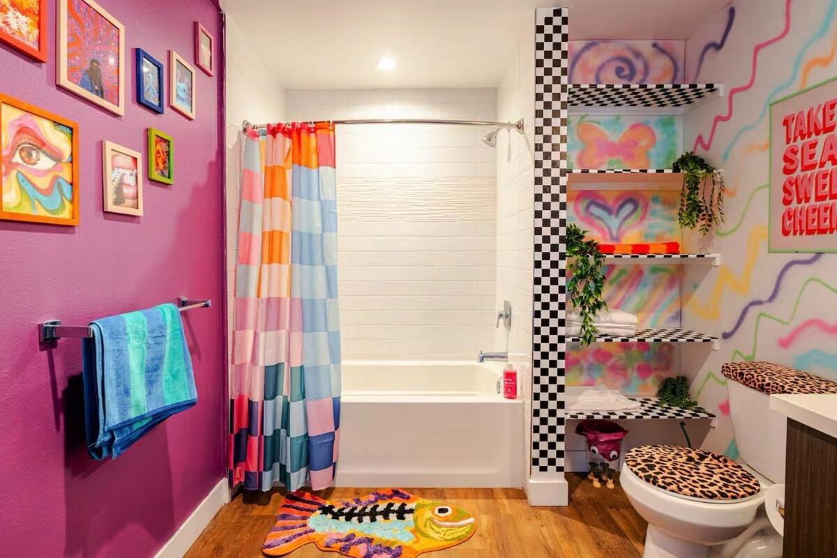 Colorful Penthouse Near Dtla Apartment